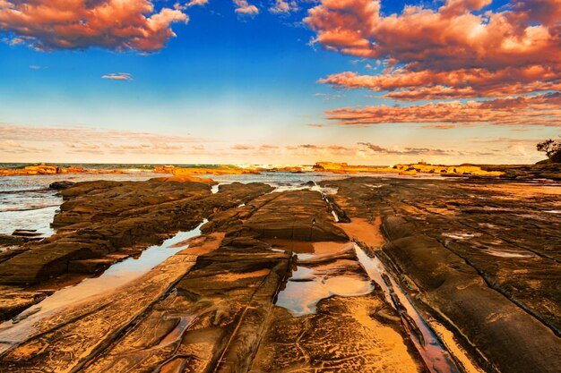 Riva del mare con il mare al tramonto