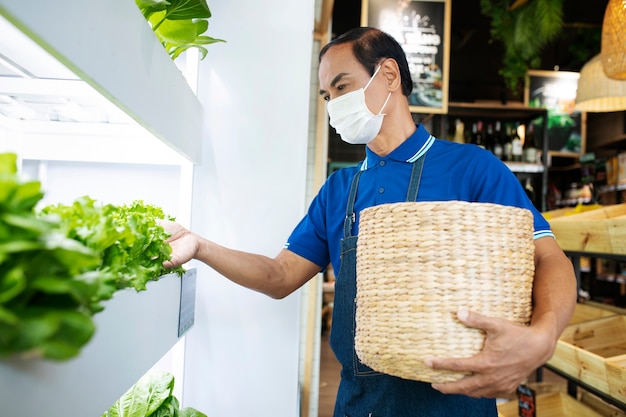 Rivenditore locale che si occupa della sua attività