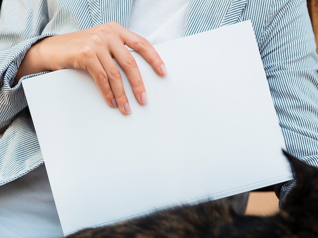 Rivista in bianco del primo piano tenuta da una donna