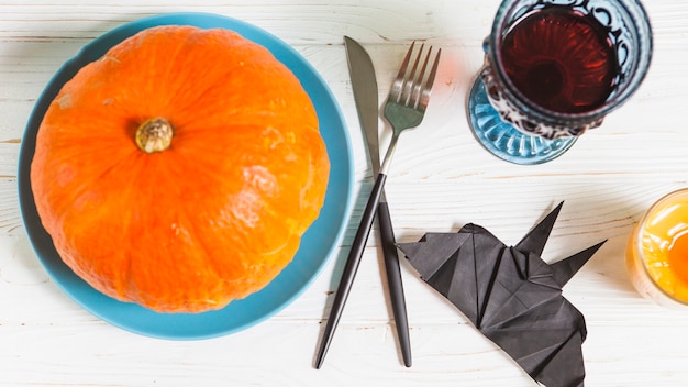 Roba di Halloween in piedi sul tavolo