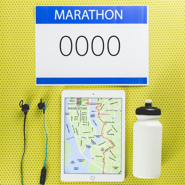 Roba maratona e tablet con mappa