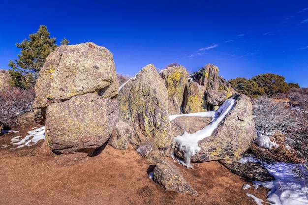 Rocce con neve nel fiume Black del Parco nazionale del Gunnison, Colorado