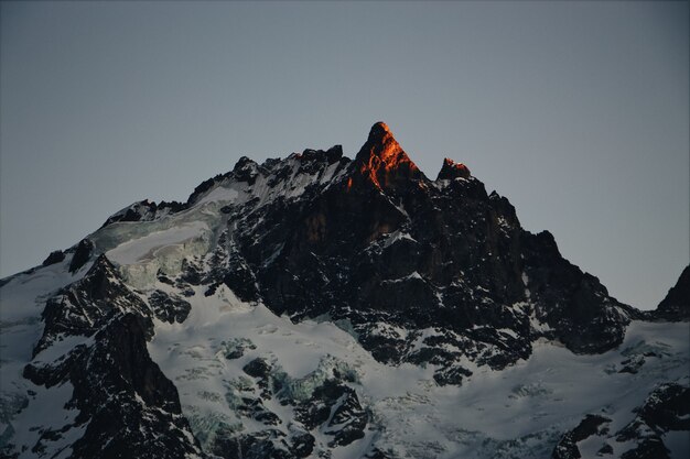 Rocce coperte di neve in inverno all'alba