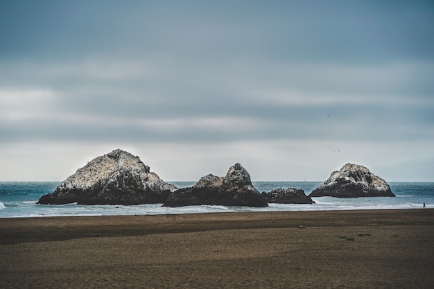 Rocce in mare vicino alla riva a Palo Alto