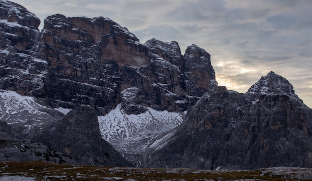 Rocce nelle Alpi italiane sotto il cielo nuvoloso scuro della sera