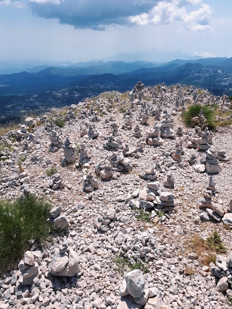 Roccia che equilibra sulla montagna nel Montenegro