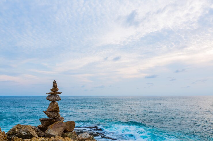 Foto gratuito roccia e mare con il cielo blu