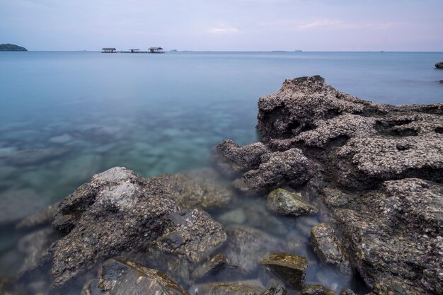 roccia sul mare costa