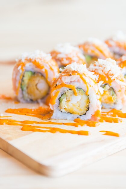 Rollo di sushi di salmone
