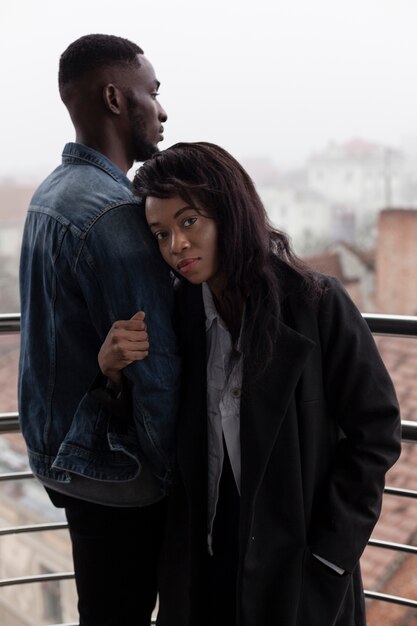 Romantica coppia afroamericana sul balcone