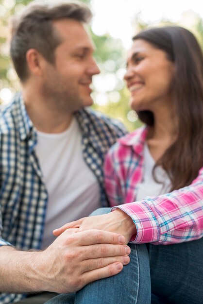 Romantica coppia felice ubicazione insieme e tenendo la mano nel parco