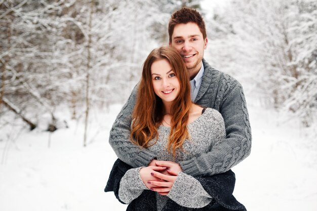 Romantico coppie che abbracciano nella neve