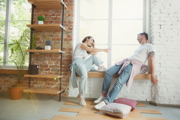 Romantico. La giovane coppia si è trasferita in una nuova casa o appartamento.