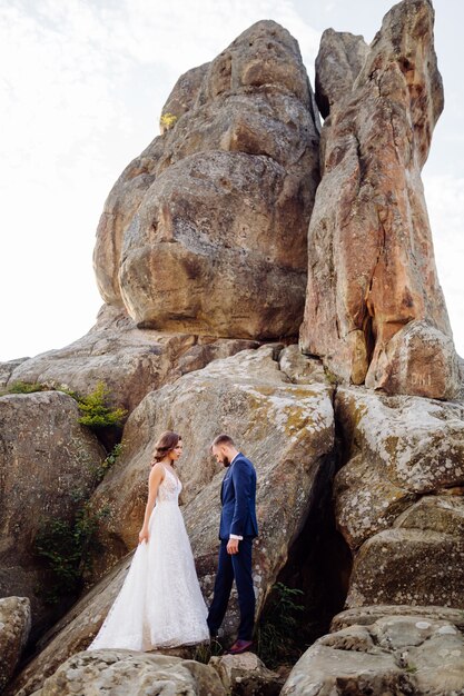 Romantico sposi innamorati passeggiate in montagna e foresta