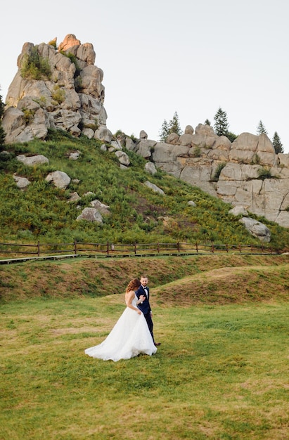 Romantico sposi innamorati passeggiate in montagna e foresta