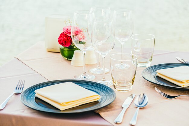 Romantico tavolo da pranzo con bicchiere di vino e altro