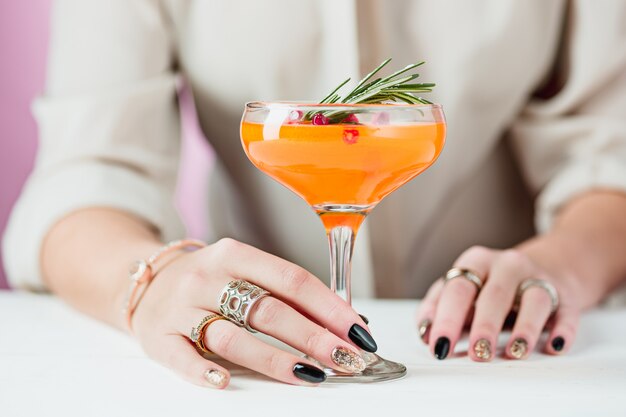 rosa cocktail esotici e frutta e mano femminile