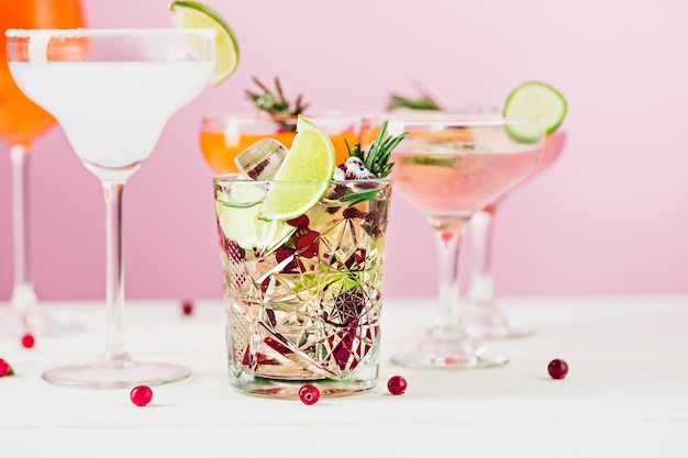 rosa cocktail esotici e frutta sul rosa