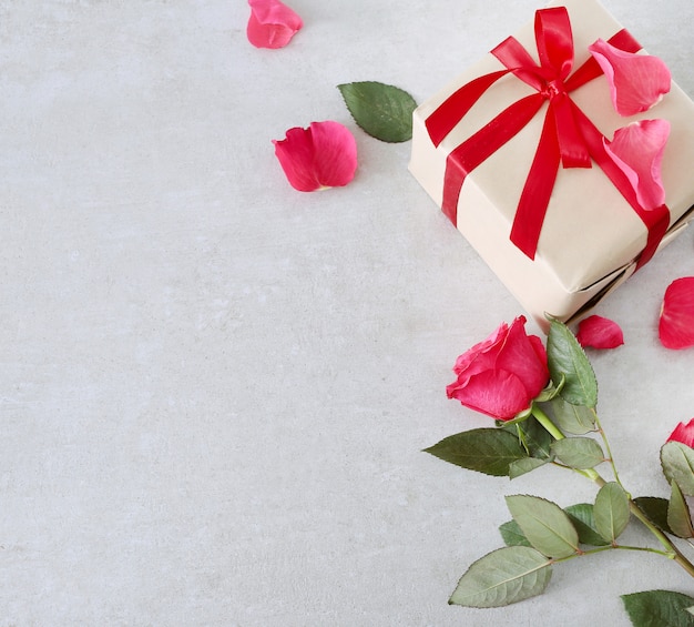 Rose e confezione regalo per San Valentino