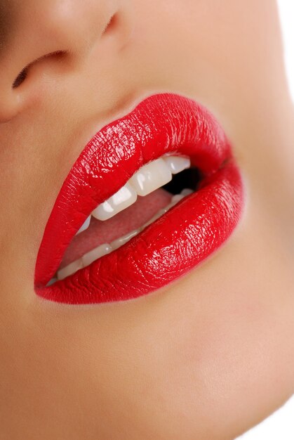 Rossetto rosso brillante.