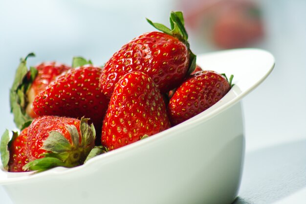 rosso fragola su un piatto