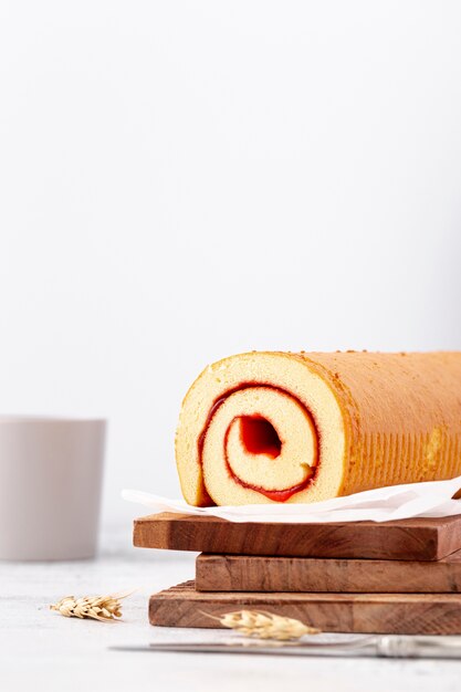 Rotoli al forno con marmellata su una pila di assi di legno