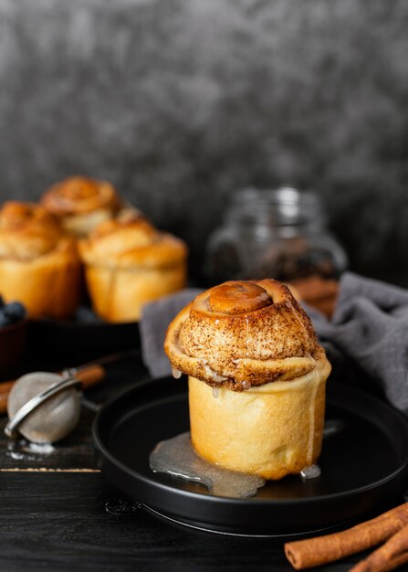 Rotoli alla cannella di alto angolo sulla zolla