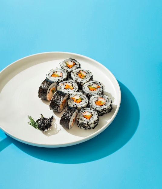 Rotoli di sushi di Maki sul piatto bianco