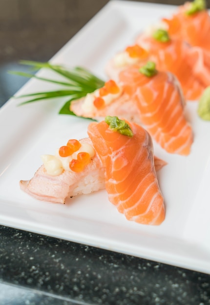 Rotoli di sushi di salmone