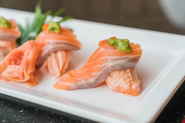 Rotoli di sushi di salmone