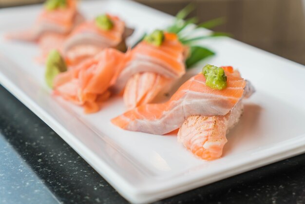 Rotoli di sushi di salmone