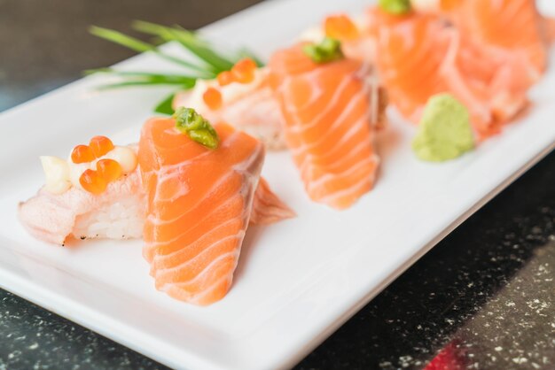 Rotoli di sushi di salmone