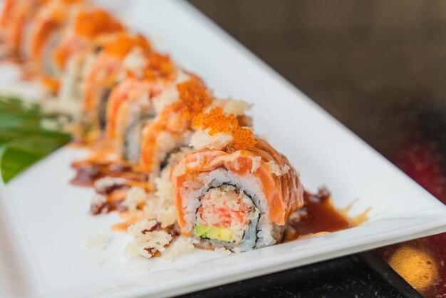 rotoli di sushi di salmone