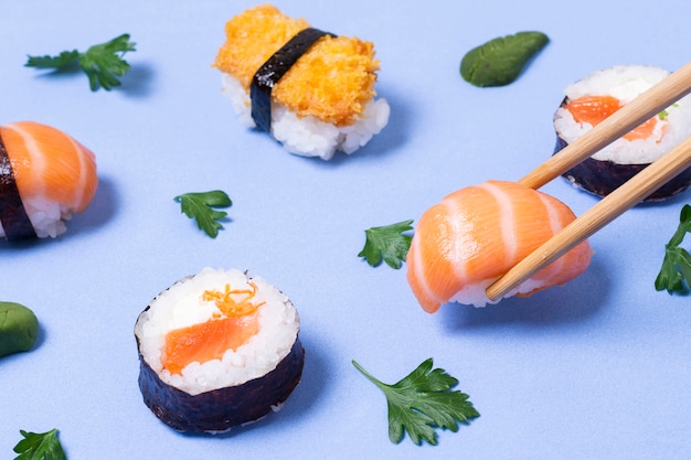 Rotoli di sushi freschi ad alto angolo