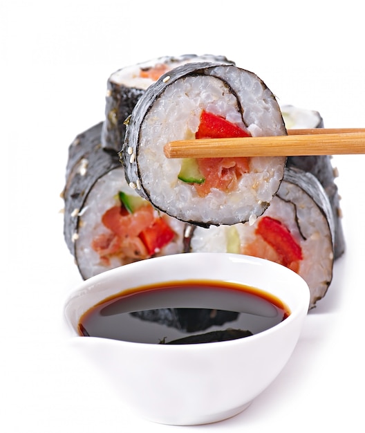 Rotoli di sushi giapponesi freschi tradizionali