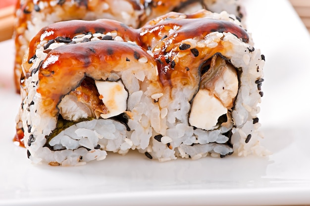 Rotoli di sushi giapponesi freschi tradizionali