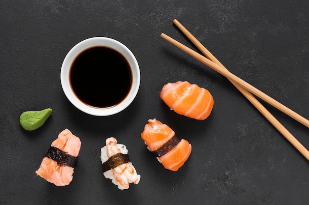 Rotoli di sushi piani laici sul piatto