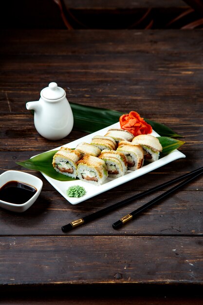Rotoli di sushi sul piatto con salsa di soia