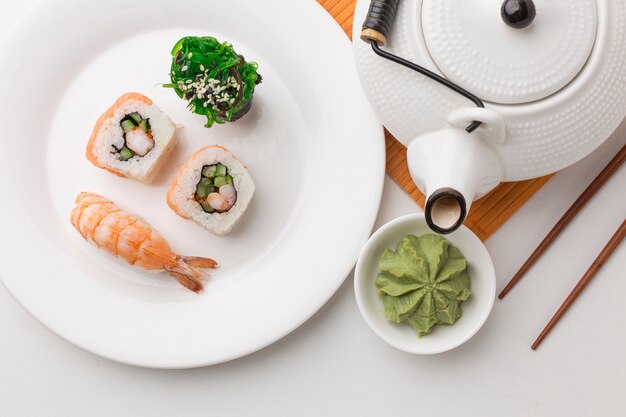 Rotoli di sushi vista dall'alto con wasabi sul tavolo
