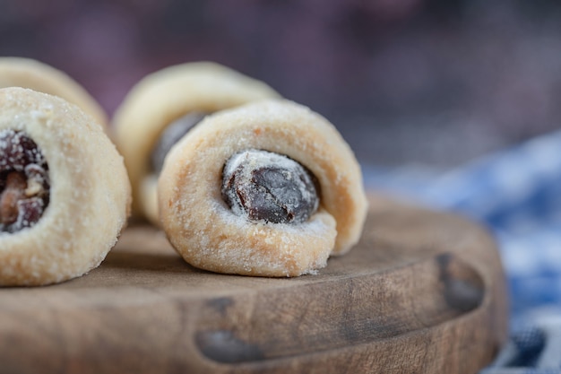 Rotoli i biscotti con confettura di fragole all'interno.