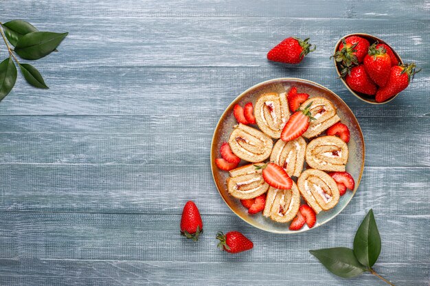 Rotolo delizioso con le fragole fresche, vista superiore del dolce della fragola