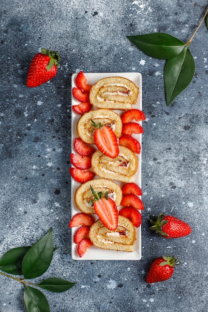 Rotolo delizioso con le fragole fresche, vista superiore del dolce della fragola