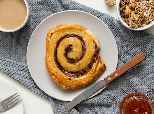 Rotolo di cannella casalingo di vista superiore su un piatto