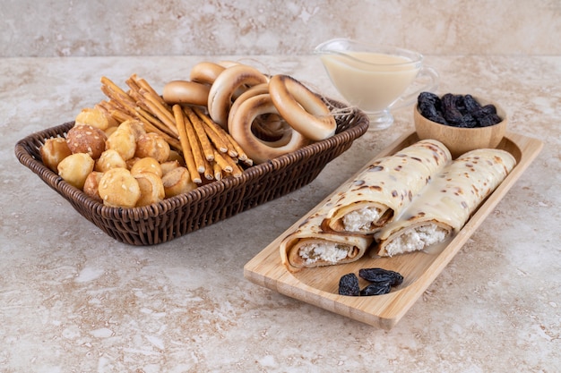 Rotolo di frittelle fatte in casa con uvetta e zucchero in polvere