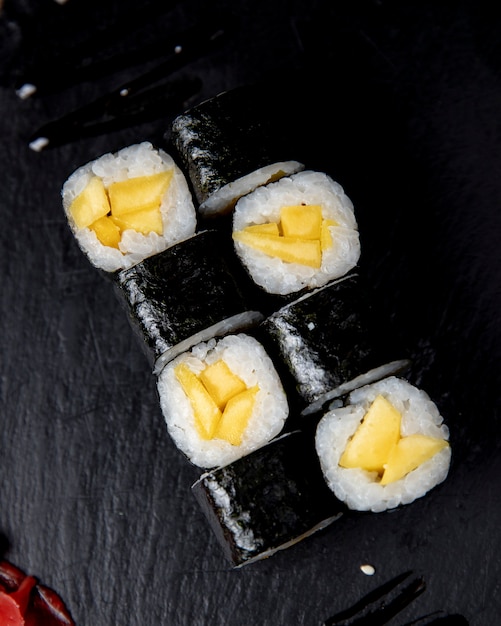 Rotolo di Maki servito con salsa