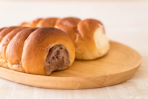 rotolo di pane con crema