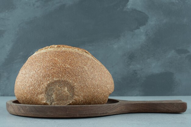 Rotolo di pane di segale su tavola di legno