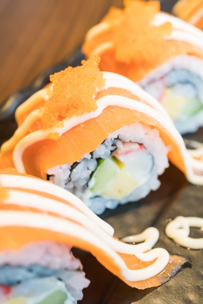 rotolo di salmone sushi