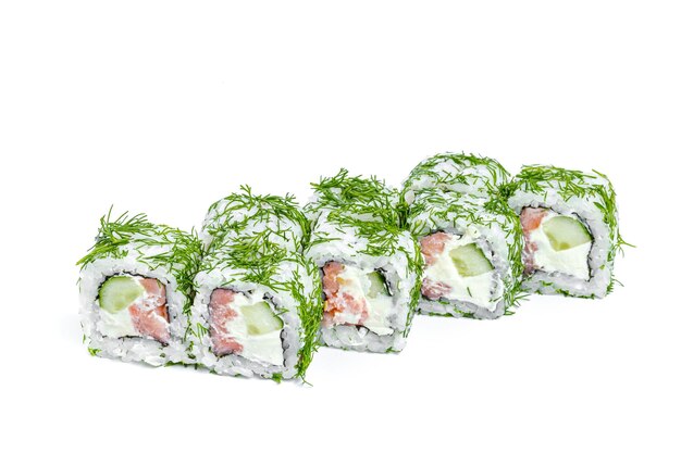 Rotolo di sushi con ingredienti freschi isolati su sfondo bianco