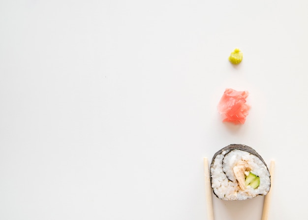 Rotolo di sushi con le spezie con copia-spazio